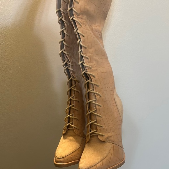 Stylish Tan Lace-Up Women's Boots - Picture 1 of 3